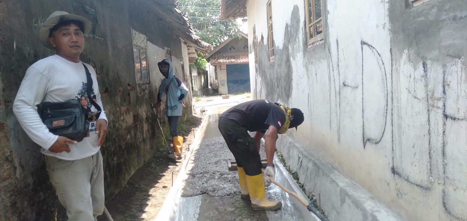 Pembangunan Jalan Beton Diapresiasi Warga Desa Sumuradem Timur